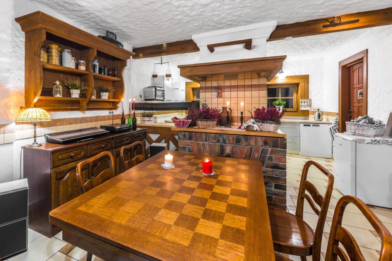 Dworek Wiktorowo Hotel Budki Petrykowskie Esterno foto